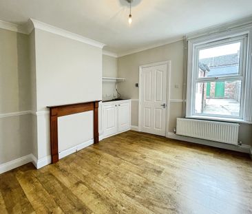 3 bedroom Mid Terraced House to let - Photo 2