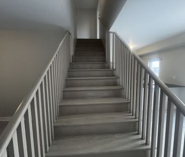 For Lease - 230 Prince William Way, Barrie, Ontario - Photo 6