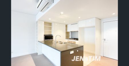 LUXURIOUS 2 BEDROOM WITH ENTERTAINER'S BALCONY - Photo 2