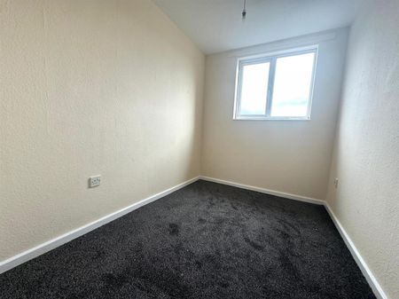 3 Bedroom Maisonette - Upper To Let - Photo 4