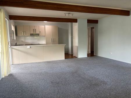 Comfortable 3-Bedroom Home with Air Conditioning and Sunroom - Photo 3