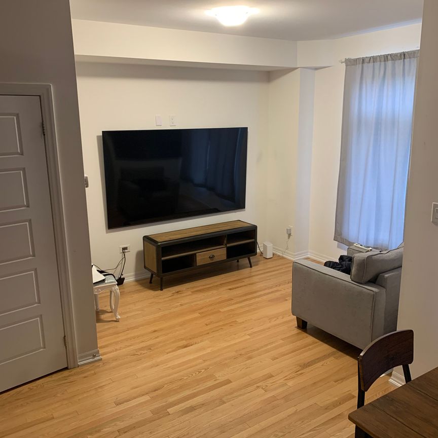 For Lease - 117 Bravo Lane, Newmarket, Ontario - Photo 1