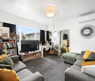 This impressive five-bedroom, two-bathroom home on Albert Street of... - Photo 1