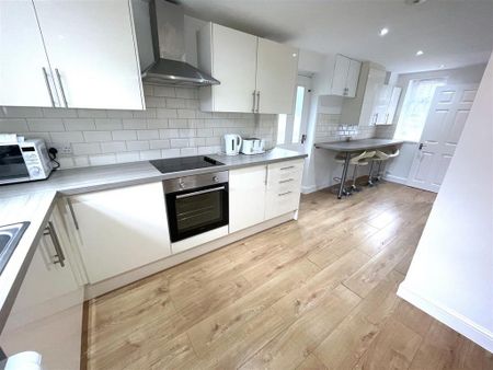 1 bedroom in a house share to rent - Photo 5