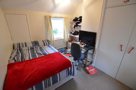 4 bedroom semi-detached house to rent - Photo 4