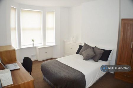 4 bedroom semi-detached house to rent - Photo 5