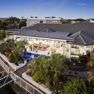 Large Single-Level Luxury Waterfront Residence - Photo 2