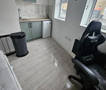 Studio Flat, Haydons Road, SW19 - Photo 1