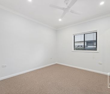 Spacious Coastal Villa Living - Photo 5