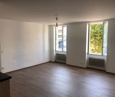Location Appartement 3 pièces 62m² ST GEORGES DE RENEINS 69830 - Photo 2