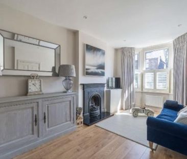 Double room with own bathroom in gorgeous semi just off Cobham High... - Photo 5