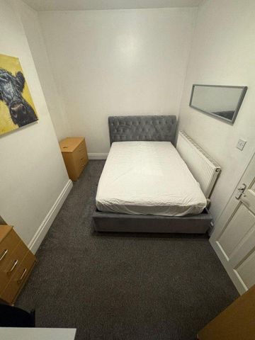 4 bedroom flat to rent - Photo 5