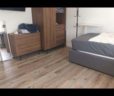 Studio Flat, St Davids Place, NW4 - Photo 1
