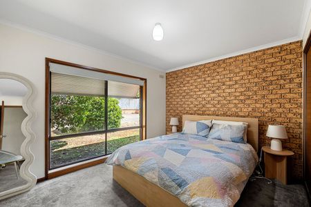 Low Maintenance 3 Bedroom, Close To Hospital - Photo 2