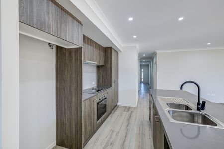 Large Modern Family Home! - Photo 3