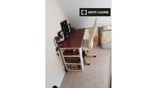 Decorated room in 3-bedroom apartment in Dublin - Photo 1