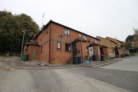 34 Cairnside, High Wycombe - Photo 2