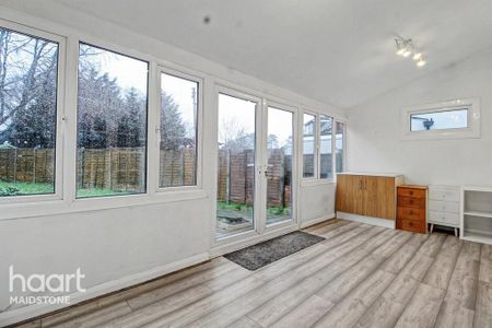 3 bedroom semi-detached house to rent - Photo 3