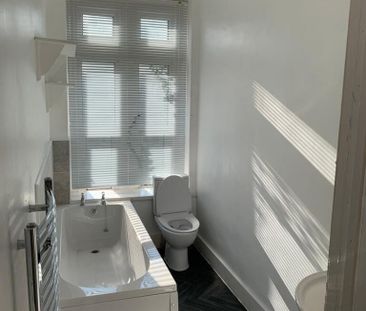 1 bedroom in a house share to rent - Photo 6