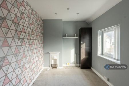 5 bedroom semi-detached house to rent - Photo 2