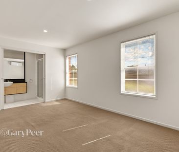 Light-filled townhouse living with focus on privacy & convenience - Photo 3