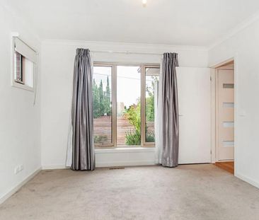 Sunlit 3-Bedroom Townhouse in Burwood near PLC - Exceptional Location! - Photo 6