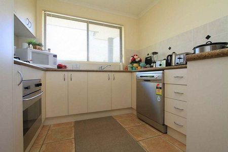 1/22 Mulqueeny Street, Wodonga VIC 3690 - Townhouse For Rent | Domain - Photo 3