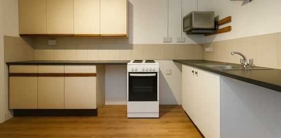 Studio Flat, Carlton Road, SO15 - Photo 2
