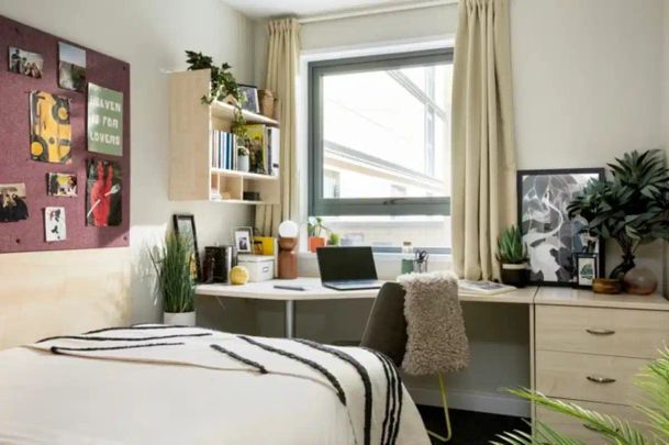 Large Standard Double Ensuite: Three Bed Flat - Photo 1