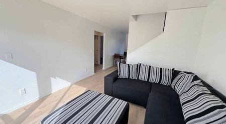 A home with new renovations - Photo 3