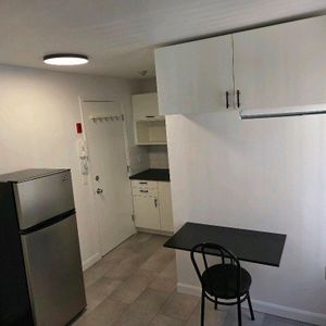 1 1/2 **Non-Fumeur** Chauffé, Éclairé, Semi Meublé, Intercom, WI-FI ($) Caméras de surveillance **Non-Fumeur** - Photo 2