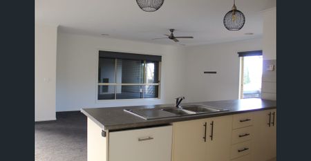 MODERN TOWNHOUSE CLOSE TO TOWN - Photo 2