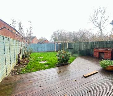 Falcon Fields, Tadley, RG26 - Photo 3