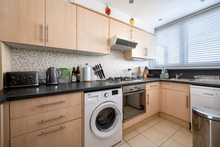 Flat 18 Raynham House, Harpley Square, London E1 4EB, UK, London - Photo 3