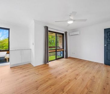 Open Plan Bright Unit! - Photo 2