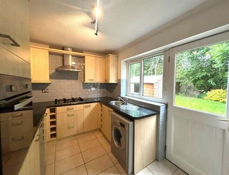 2 Bedroom Semi Detached Available Arranging tenancy - Photo 5
