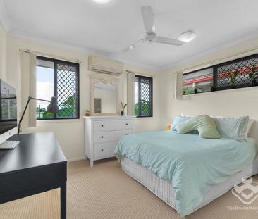 Spacious Three-Bedroom Townhouse with double garage in Sought-After... - Photo 5