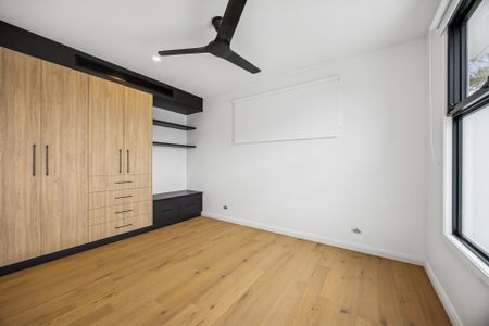 EXECUTIVE LIVING WITH DESIGNER DETAIL - Photo 4