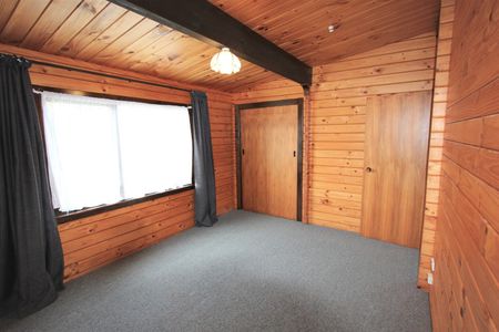 Sunny Two-Bedroom Home with Garage – Available 1 December - Photo 5