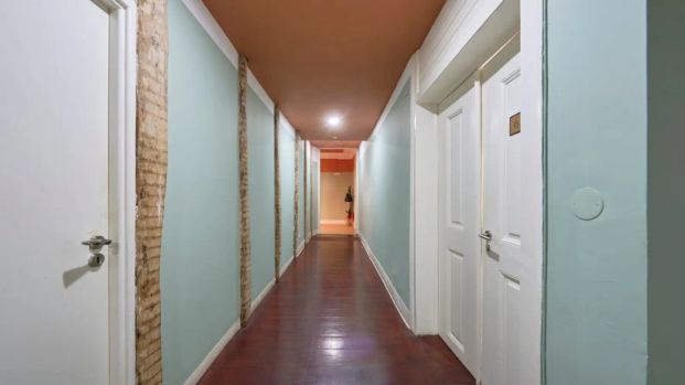 Room in a shared 10-bedroom apartment for rent in Lisbon, professionals only - Photo 1