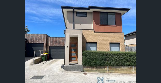 TOWNHOUSE IN GREAT LOCATION - Photo 1