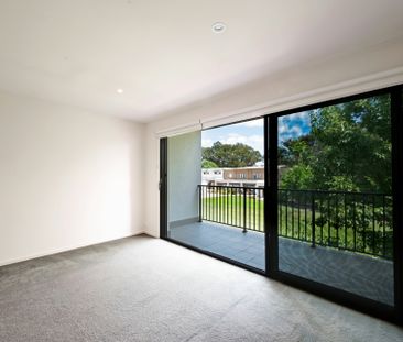 Chic City Living in Narrabundah - Photo 3