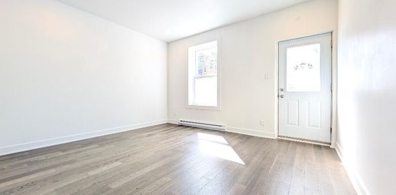 **Because You Deserve Renovated 4 1/2 w Parking, Metro Lasalle,Verdun** - Photo 2