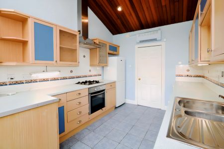 3Bedrooms, 2Bathrooms - Photo 3