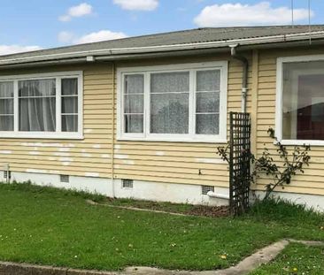 Spacious 5-Bedroom Home with Private, Fully-Fenced Section - Photo 5