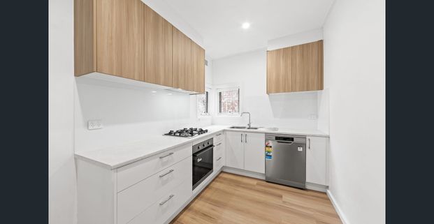 Charming two bedroom home in the heart of Moonee Ponds! - Photo 1