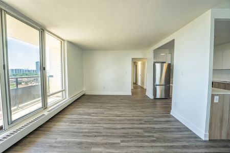 Large, Luxurious, Completely Renovated Large Three Bed Apartment in North York - Photo 3