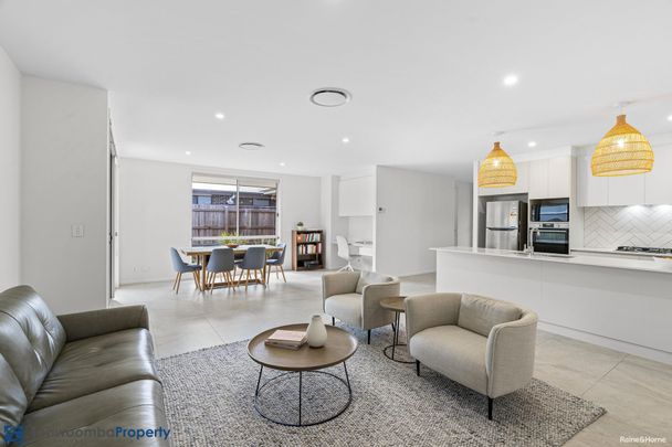 EXECUTIVE FAMILY HOME WITH DUCTED AIR-CON - Photo 1
