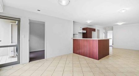 Spacious 3 Bedroom Apartment - Photo 2