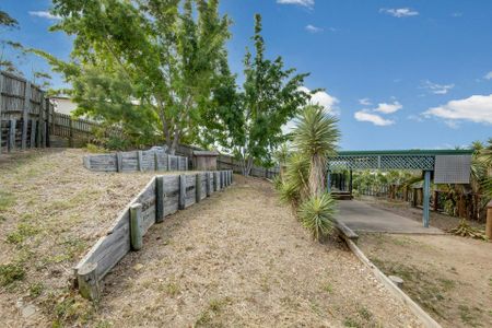 SPACIOUS FAMILY HOME WITH LARGE RUMPUS ROOM DOWNSTAIRS - Photo 5